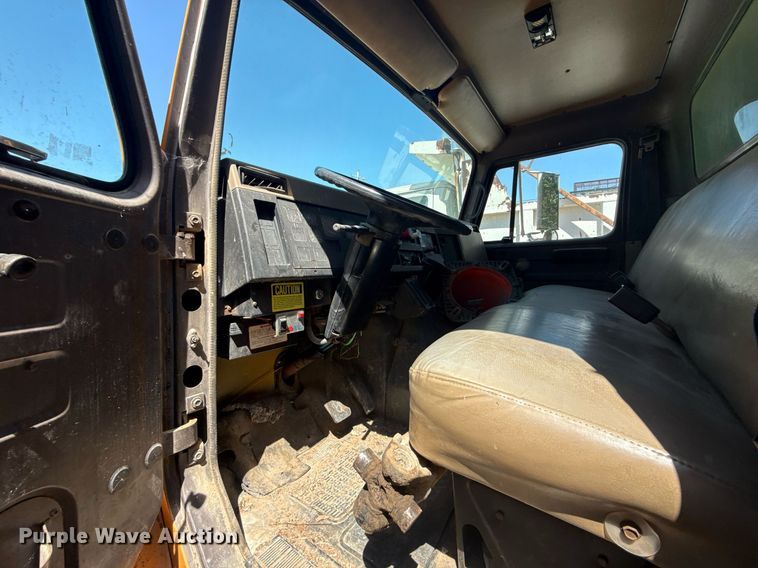 image for item EG8347 1992 International 4900 dump truck