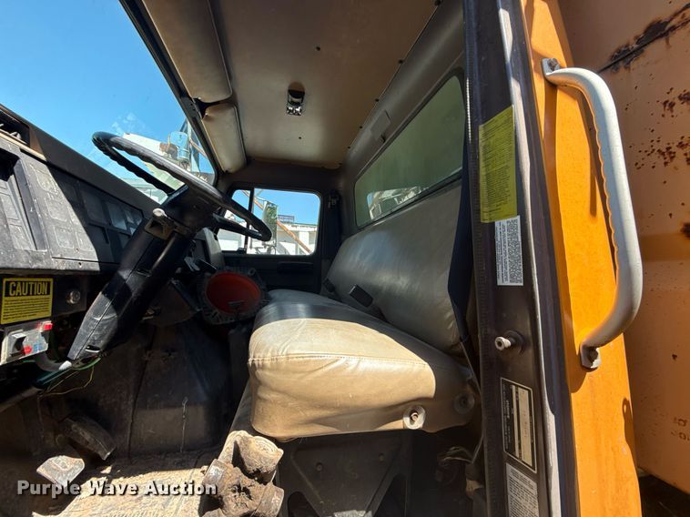 image for item EG8347 1992 International 4900 dump truck