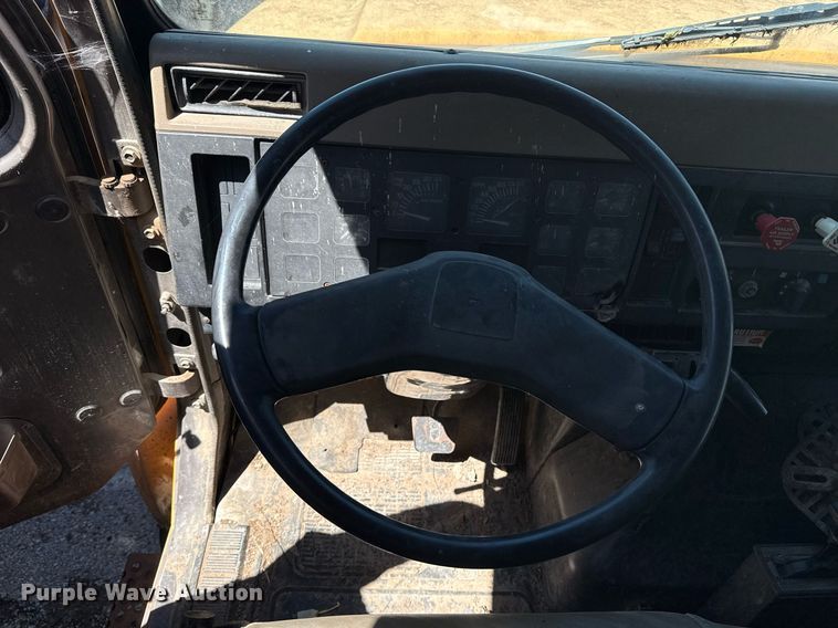 image for item EG8347 1992 International 4900 dump truck