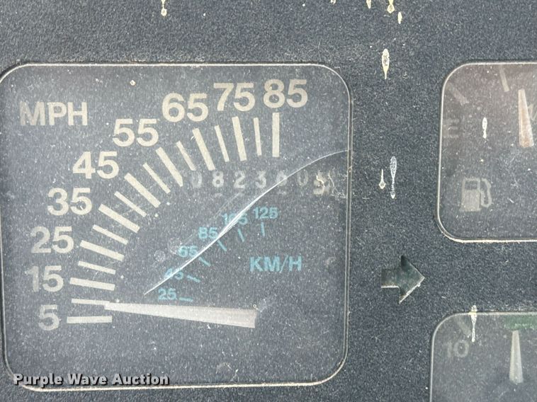 image for item EG8347 1992 International 4900 dump truck