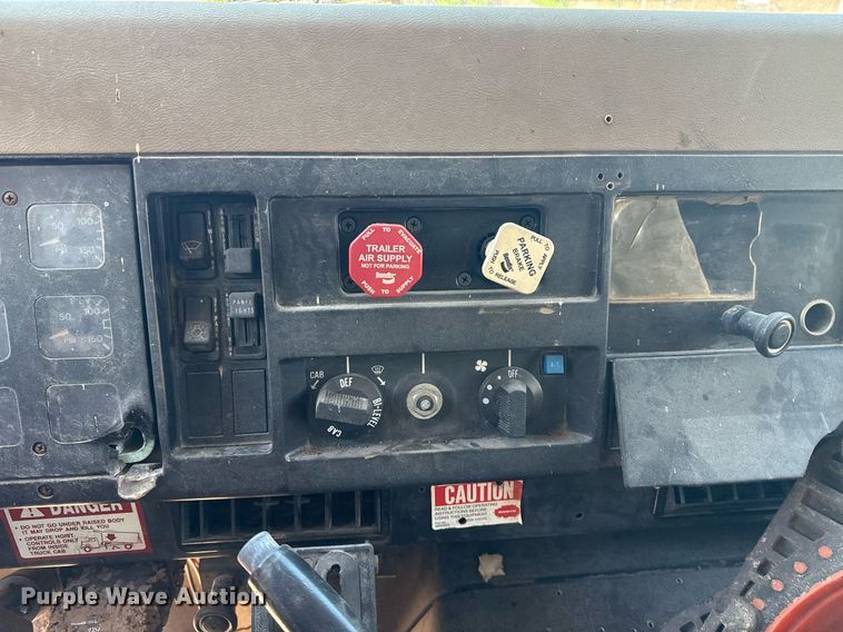 image for item EG8347 1992 International 4900 dump truck