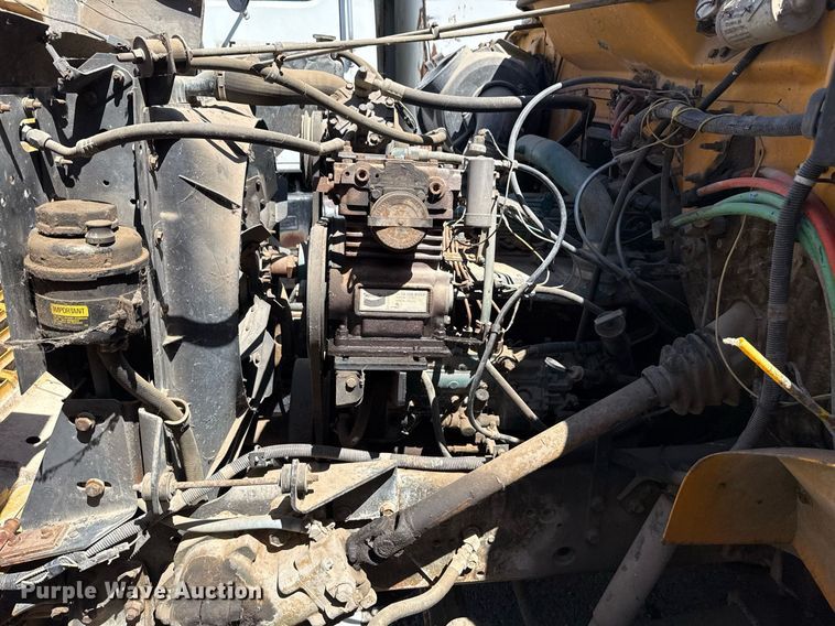 image for item EG8347 1992 International 4900 dump truck