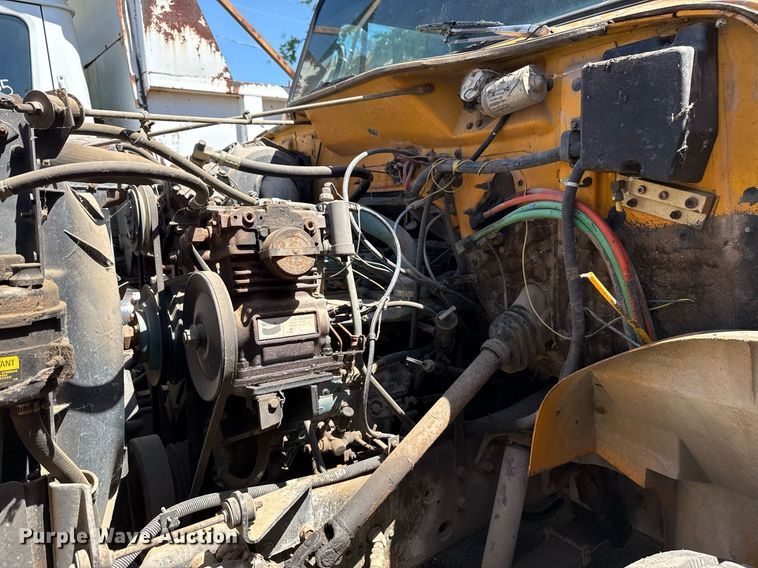 image for item EG8347 1992 International 4900 dump truck