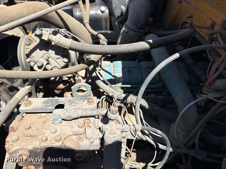 image for item EG8347 1992 International 4900 dump truck