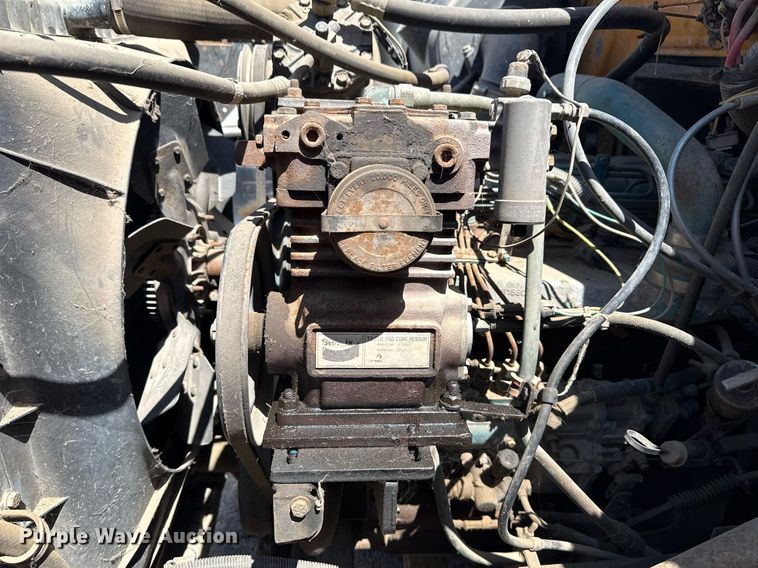 image for item EG8347 1992 International 4900 dump truck