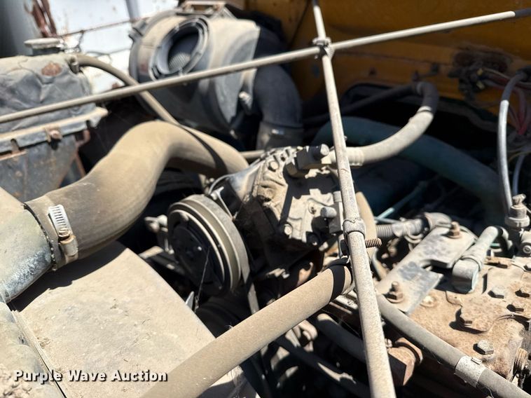 image for item EG8347 1992 International 4900 dump truck