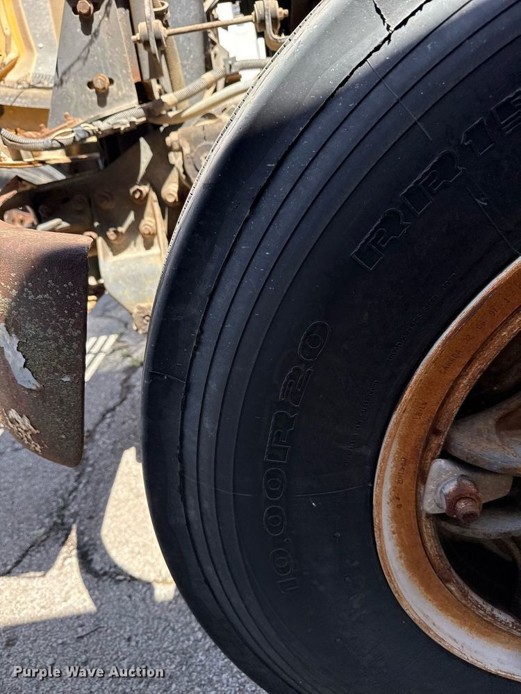 image for item EG8347 1992 International 4900 dump truck