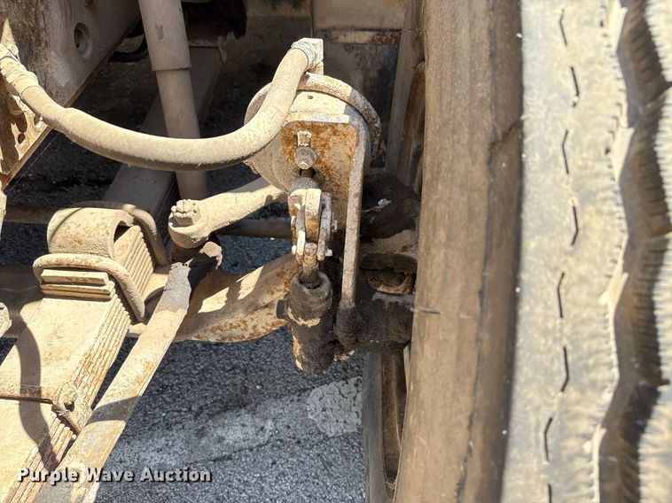 image for item EG8347 1992 International 4900 dump truck