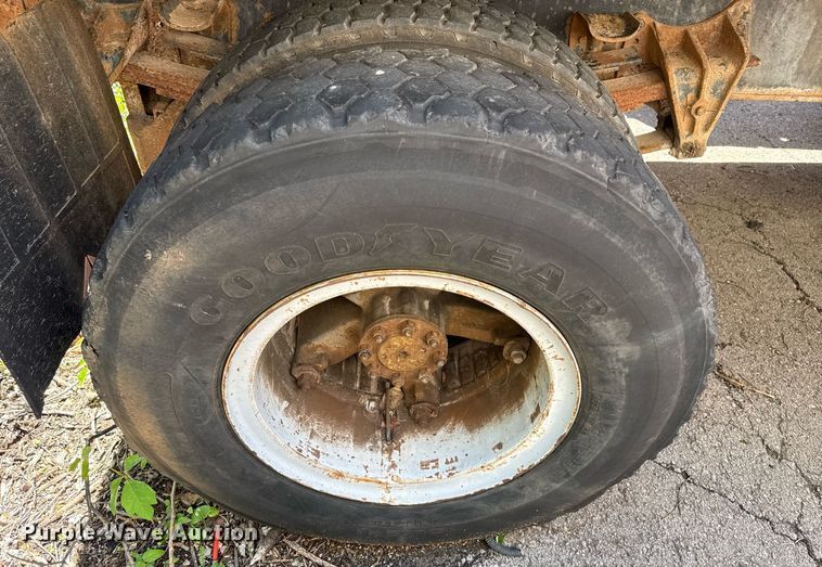 image for item EG8347 1992 International 4900 dump truck