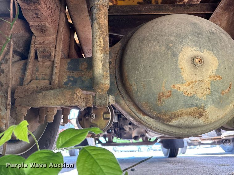 image for item EG8347 1992 International 4900 dump truck