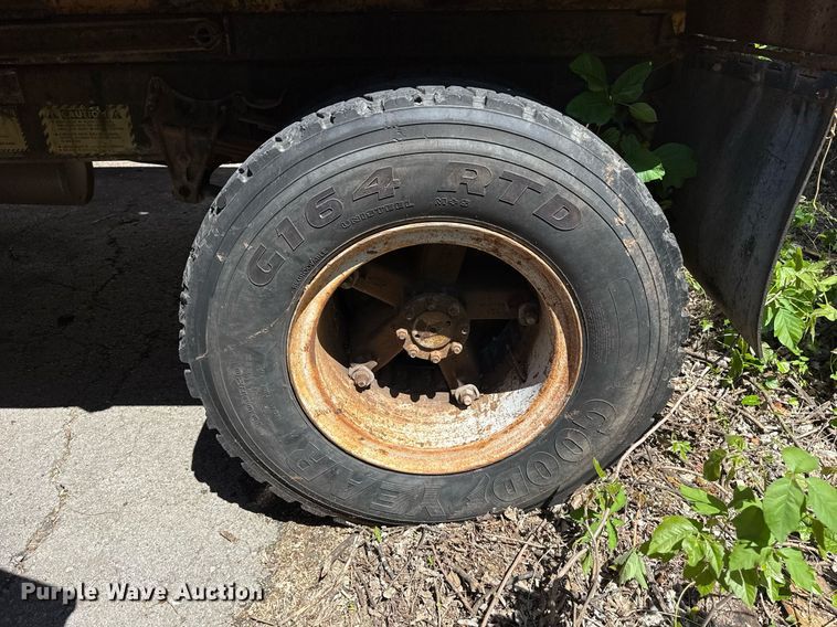 image for item EG8347 1992 International 4900 dump truck