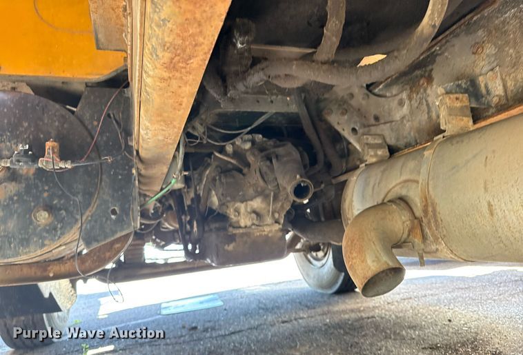 image for item EG8347 1992 International 4900 dump truck