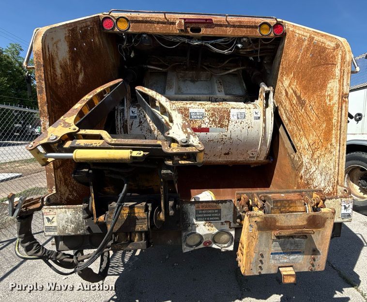 image for item EG8348 2009 Freightliner Business Class M2 refuse truck