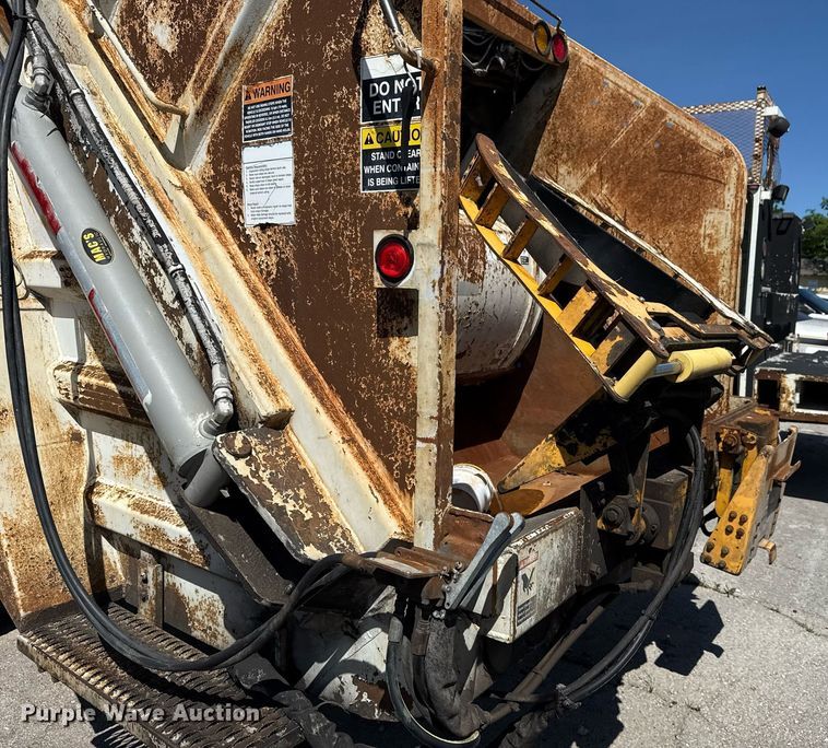 image for item EG8348 2009 Freightliner Business Class M2 refuse truck