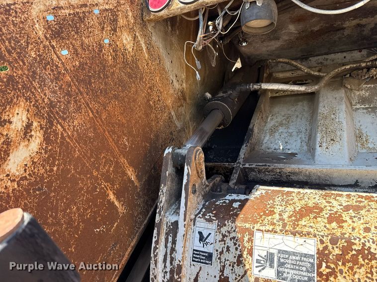 image for item EG8348 2009 Freightliner Business Class M2 refuse truck