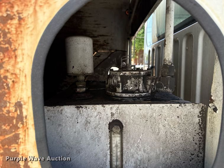 image for item EG8348 2009 Freightliner Business Class M2 refuse truck