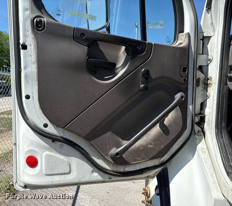 image for item EG8348 2009 Freightliner Business Class M2 refuse truck