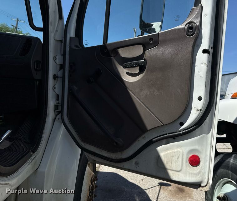 image for item EG8348 2009 Freightliner Business Class M2 refuse truck