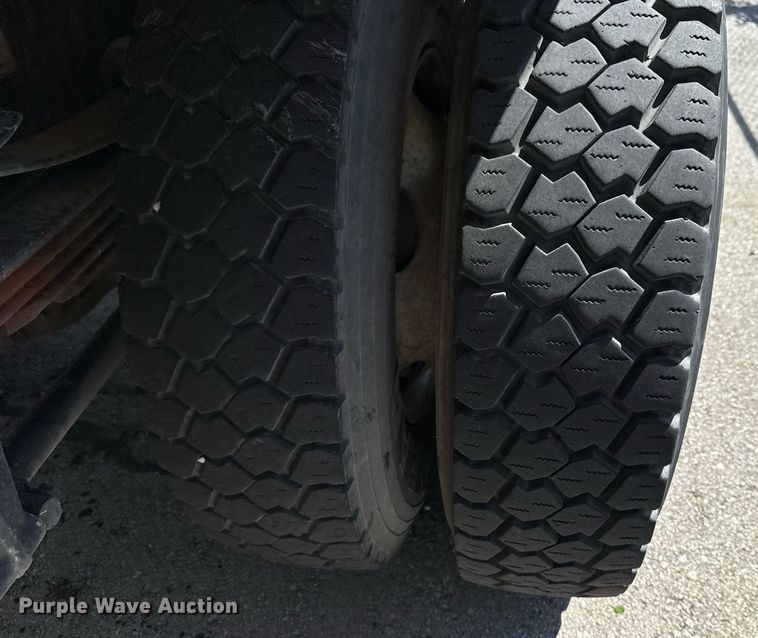 image for item EG8348 2009 Freightliner Business Class M2 refuse truck