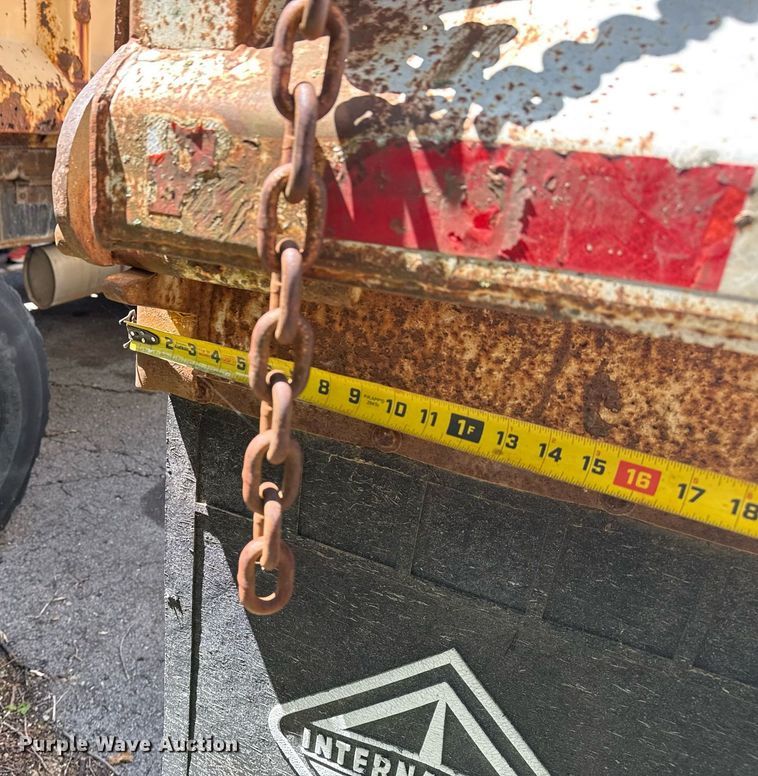 image for item EG8349 1995 International 2554 dump truck