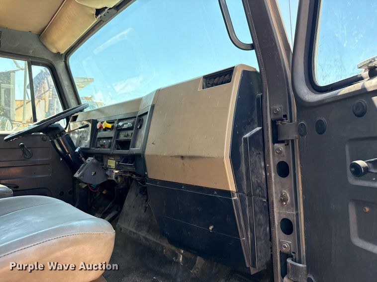 image for item EG8349 1995 International 2554 dump truck