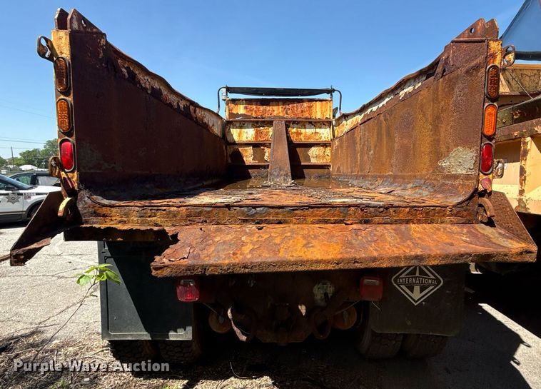 image for item EG8352 2005 Sterling L8500 dump truck