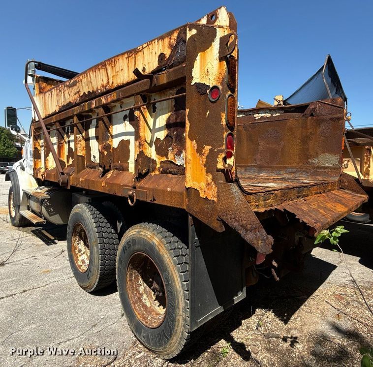 image for item EG8352 2005 Sterling L8500 dump truck