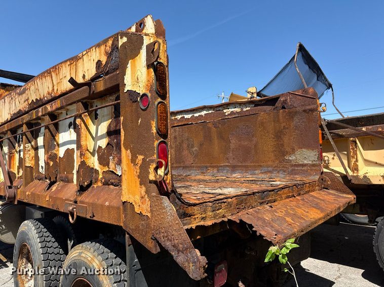 image for item EG8352 2005 Sterling L8500 dump truck