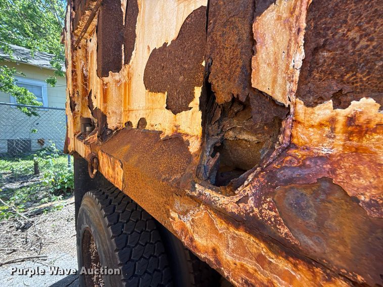 image for item EG8352 2005 Sterling L8500 dump truck