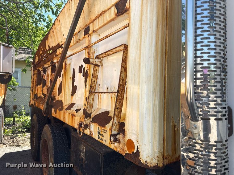 image for item EG8352 2005 Sterling L8500 dump truck