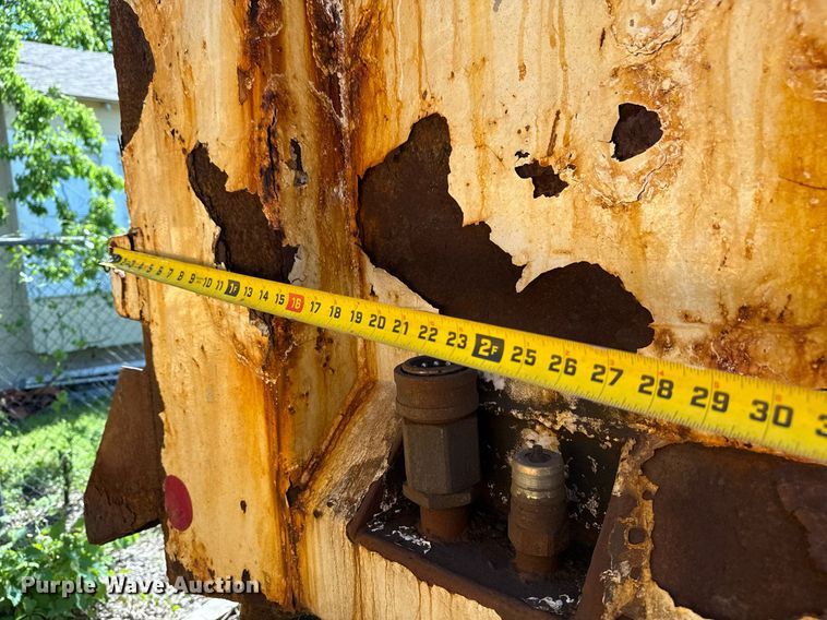 image for item EG8352 2005 Sterling L8500 dump truck