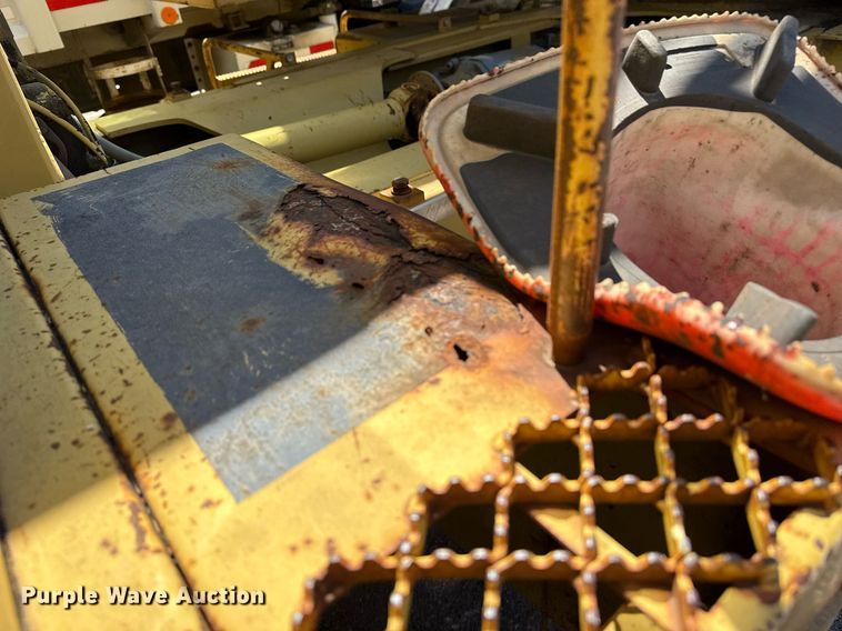 image for item EG8353 1996 Gradall G3WD wheeled excavator