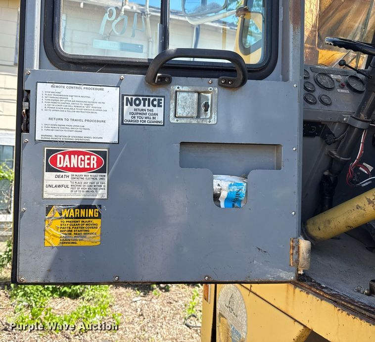 image for item EG8353 1996 Gradall G3WD wheeled excavator