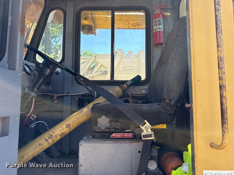 image for item EG8353 1996 Gradall G3WD wheeled excavator