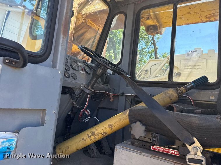 image for item EG8353 1996 Gradall G3WD wheeled excavator