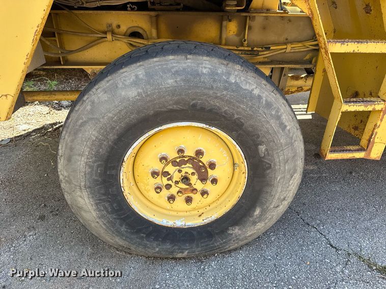 image for item EG8353 1996 Gradall G3WD wheeled excavator