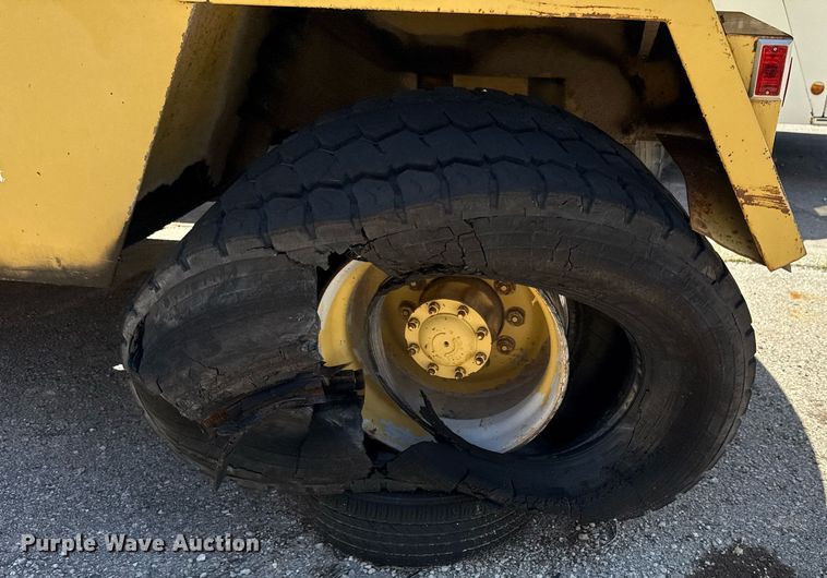 image for item EG8353 1996 Gradall G3WD wheeled excavator