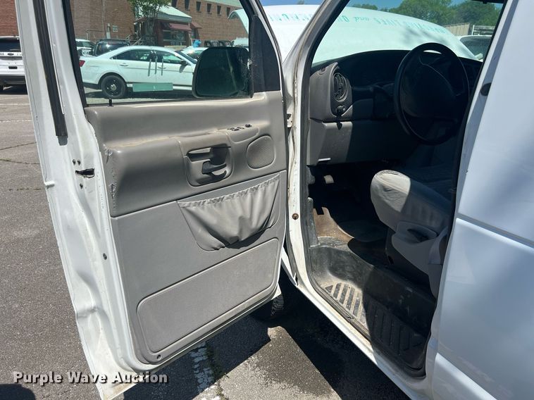 image for item EG8366 2001 Ford E350 van