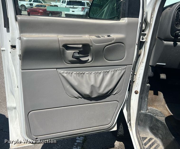 image for item EG8366 2001 Ford E350 van