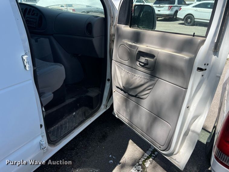 image for item EG8366 2001 Ford E350 van