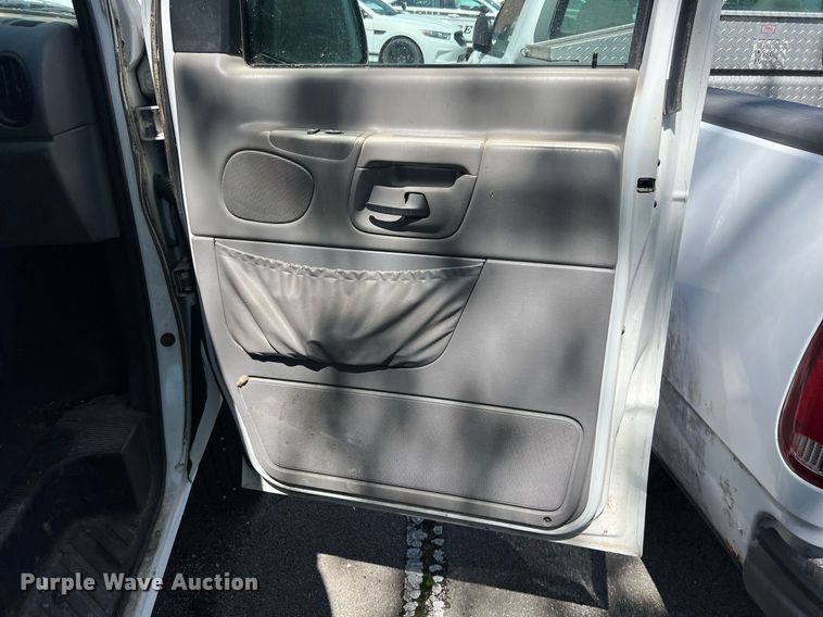 image for item EG8366 2001 Ford E350 van