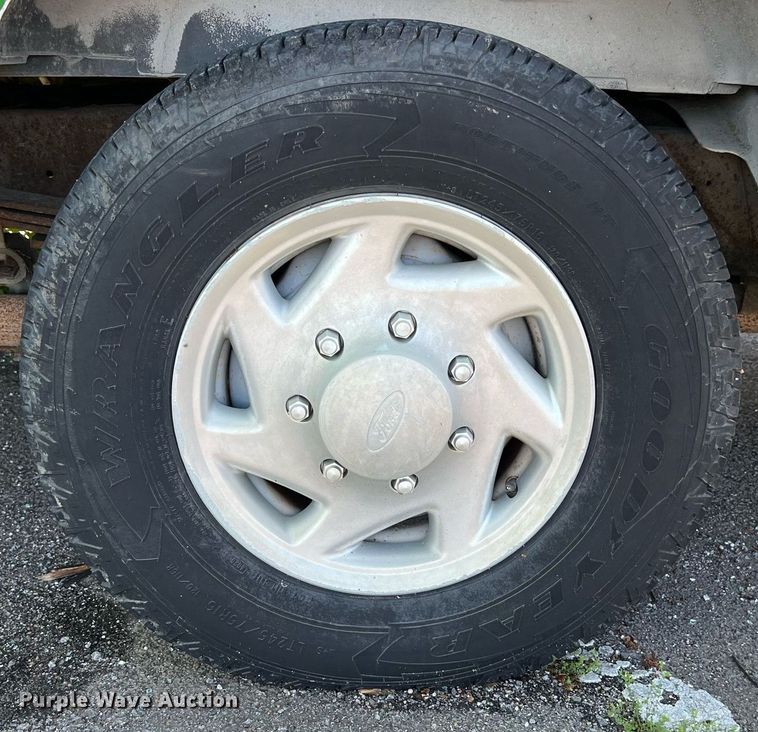 image for item EG8366 2001 Ford E350 van