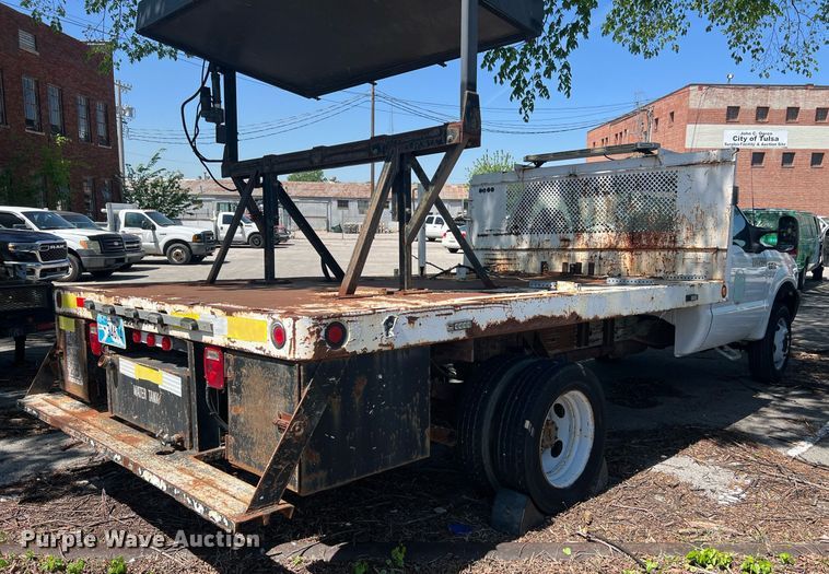 image for item EG8371 2002 Ford F450 Super Duty flatbed truck