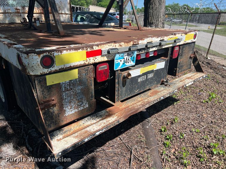 image for item EG8371 2002 Ford F450 Super Duty flatbed truck