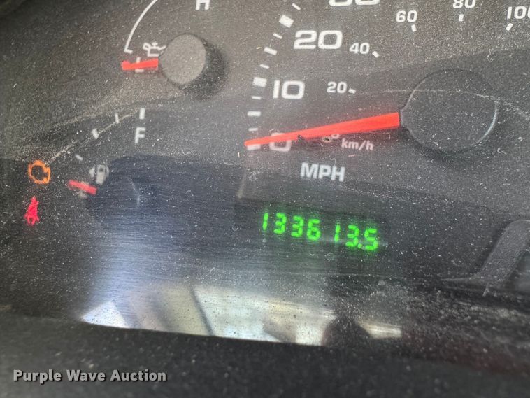 image for item EG8371 2002 Ford F450 Super Duty flatbed truck