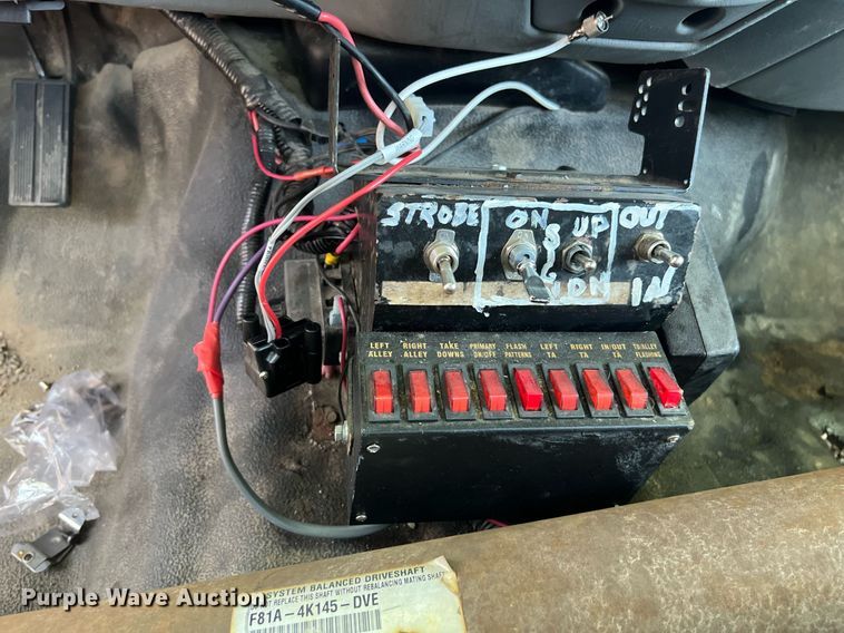 image for item EG8371 2002 Ford F450 Super Duty flatbed truck