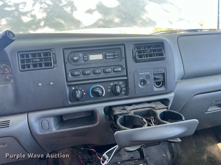 image for item EG8371 2002 Ford F450 Super Duty flatbed truck