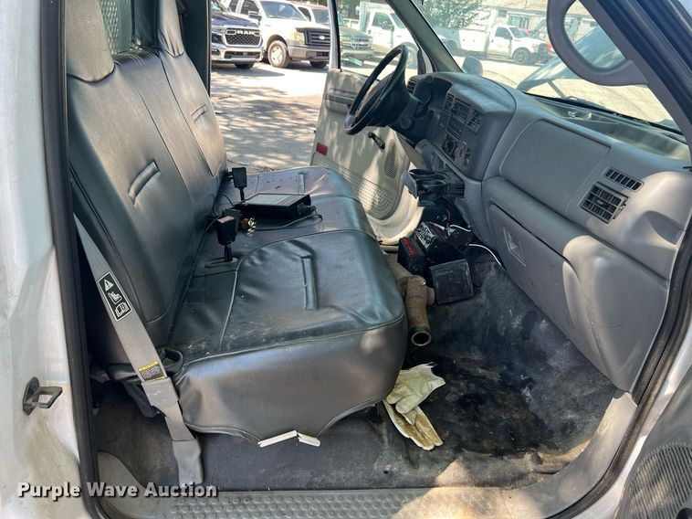 image for item EG8371 2002 Ford F450 Super Duty flatbed truck