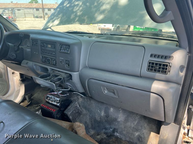 image for item EG8371 2002 Ford F450 Super Duty flatbed truck