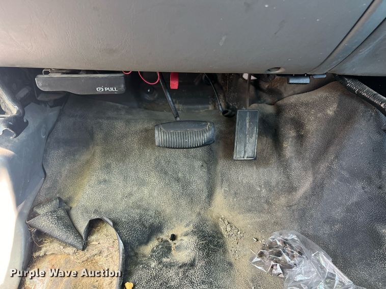 image for item EG8371 2002 Ford F450 Super Duty flatbed truck